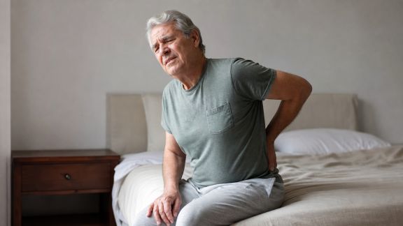 Les maux de dos chez les seniors : prévenir et atténuer efficacement