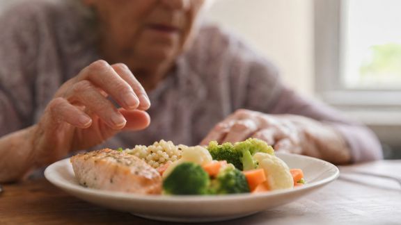Prévenir la perte de poids involontaire : signaux d’alerte et solutions adaptées