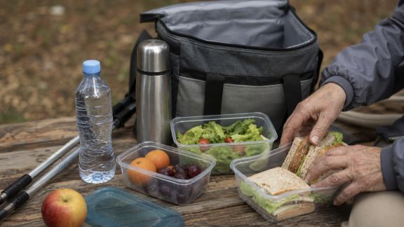 Repas à emporter en balade : idées pratiques et équilibrées pour les seniors voyageurs
