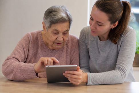 Favoriser l’inclusion numérique des seniors accompagnés par les aidants