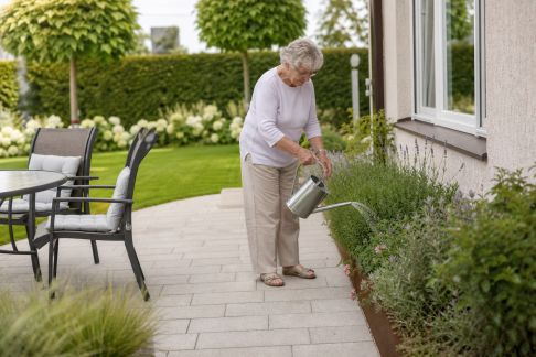 Comment créer un espace extérieur facile à entretenir pour les seniors