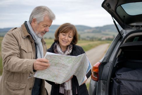 Comment préparer un road trip en France adapté aux seniors actifs