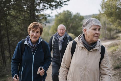Escapades nature : comment organiser un séjour rando adapté aux seniors