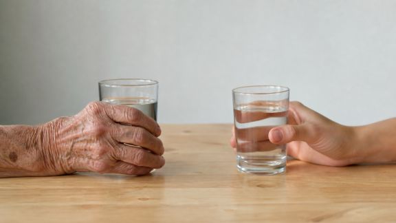 Hydratation et âge : comment boire suffisamment au quotidien