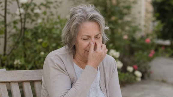 Allergies saisonnières après 60 ans : s’en protéger et les traiter