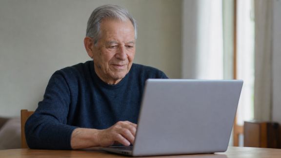 Choisir un ordinateur portable simple et adapté à ses besoins de senior