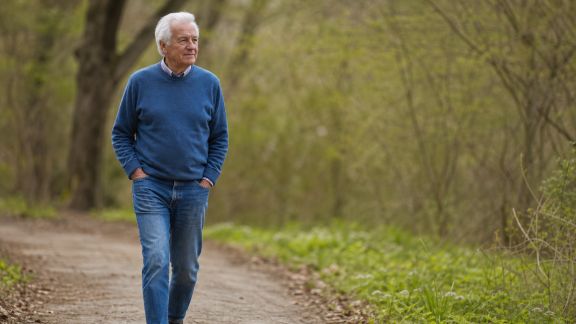 Découvrir la marche méditative pour allier sport et détente après la retraite
