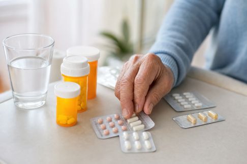 Gérer la prise de médicaments multiples : recommandations pour seniors