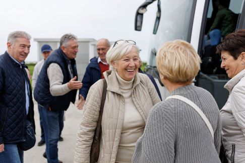 Partir en voyage organisé : atouts et précautions à connaître pour les plus de 60 ans