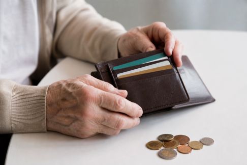 Les solutions pour réduire les frais bancaires à la retraite