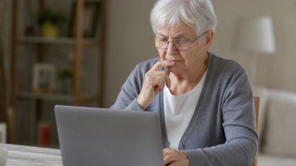 Identifier et éviter les faux sites web : guide pratique pour seniors