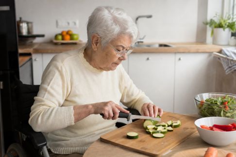 Cuisiner simple quand la mobilité diminue : solutions et outils pour manger équilibré malgré les difficultés