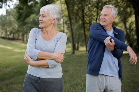 Sport en plein air : idées d’activités à découvrir après 60 ans